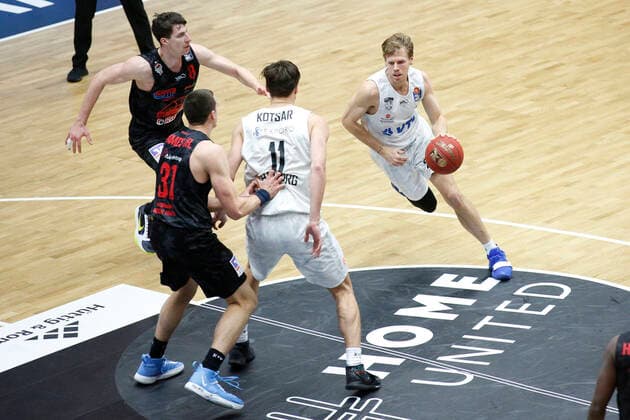 BBL easyCredit Basketball Bundesliga Saison 2020 2021 2. Spieltag am Donnerstag, 10. Dezember 2020 in der edel-optics.de Arena in Hamburg: Hamburg Towers - Jobstairs Giessen 46ers v.l. Alen Pjanic ( Giessen ), Scottie James JR ( Giessen ), Maik Kotsar ( Towers ), Jordan Swing ( Towers ) Hamburg Towers - Jobstairs Giessen 46ers