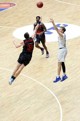 BBL easyCredit Basketball Bundesliga Saison 2020 2021 2. Spieltag am Donnerstag, 10. Dezember 2020 in der edel-optics.de Arena in Hamburg: Hamburg Towers - Jobstairs Giessen 46ers v.l. Scottie James JR ( Giessen ), Jordan Swing ( Towers ) Hamburg Towers - Jobstairs Giessen 46ers