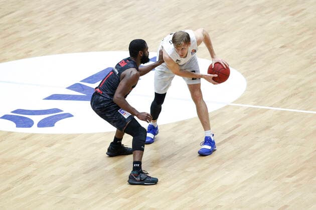 BBL easyCredit Basketball Bundesliga Saison 2020 2021 2. Spieltag am Donnerstag, 10. Dezember 2020 in der edel-optics.de Arena in Hamburg: Hamburg Towers - Jobstairs Giessen 46ers v.l. Jonathan Stark ( Giessen ), Jordan Swing ( Towers ) Hamburg Towers - Jobstairs Giessen 46ers