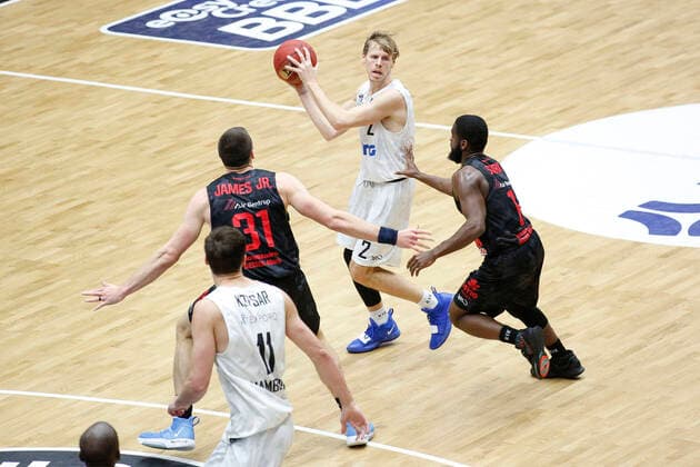 BBL easyCredit Basketball Bundesliga Saison 2020 2021 2. Spieltag am Donnerstag, 10. Dezember 2020 in der edel-optics.de Arena in Hamburg: Hamburg Towers - Jobstairs Giessen 46ers v.l. Scottie James JR ( Giessen ), Jordan Swing ( Towers ), Jonathan Stark ( Giessen ) Hamburg Towers - Jobstairs Giessen 46ers