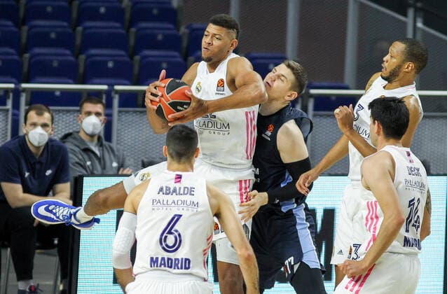 December 10, 2020, Madrid, MADRID, SPAIN: Walter Samuel Tavares da Veiga of Real Madrid and Arturas Gudaitis of BT Zenit San Petersburgo in action during Euroligue basketball match played between Real Madrid and Zenit San Petersburgo at Wizink Center on December 10, 2020 in Madrid, Spain. Madrid SPAIN - ZUMAa181 20201210_zaa_a181_023 Copyright: xIrinaxR.xHipolitox