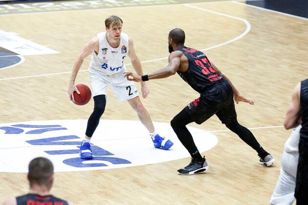 BBL easyCredit Basketball Bundesliga Saison 2020 2021 2. Spieltag am Donnerstag, 10. Dezember 2020 in der edel-optics.de Arena in Hamburg: Hamburg Towers - Jobstairs Giessen 46ers v.l. Jordan Swing ( Towers ), Brandon Thomas ( Giessen ) Hamburg Towers - Jobstairs Giessen 46ers