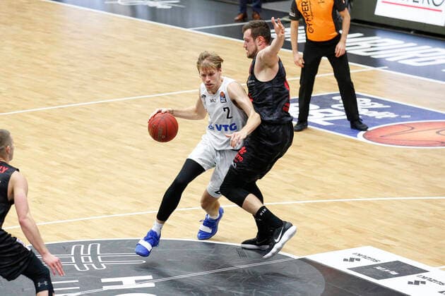 BBL easyCredit Basketball Bundesliga Saison 2020 2021 2. Spieltag am Donnerstag, 10. Dezember 2020 in der edel-optics.de Arena in Hamburg: Hamburg Towers - Jobstairs Giessen 46ers v.l. Jordan Swing ( Towers ), Johannes Richter ( Giessen ) Hamburg Towers - Jobstairs Giessen 46ers