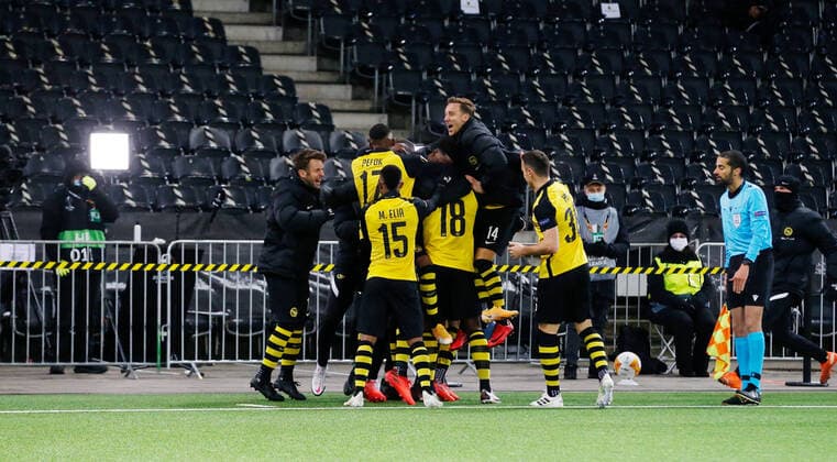 Foto Manuel Geisser 10.12.2020 Bern : Stadion Wankdorf Bern Saison 2020 2021 Herren Fussball UEFA Europa League BSC Young Boys Bern - CFR Cluj Jubel nach dem Elfmeter zum 1:1 Ausgleich durch Jean Pierre Nsame , Miralem Sulejmani , Meschack Elia , Nicolas Bürgy und Silvan Hefti (alle Young Boys)
