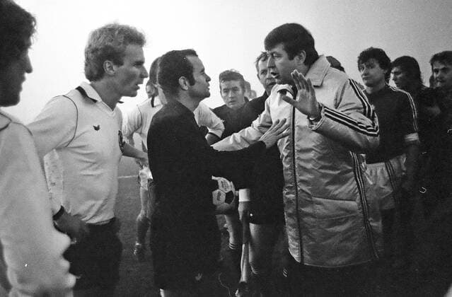 02.04.1988 Deutschland - Ungarn Deutschland, Frankfurt, 15.11.1978, Fussball, DFB Deutschland - Ungarn (0:0): v.l. Karl-Heinz Rummenigge (Deutschland), Robert Wurtz (Schiedsrichter).