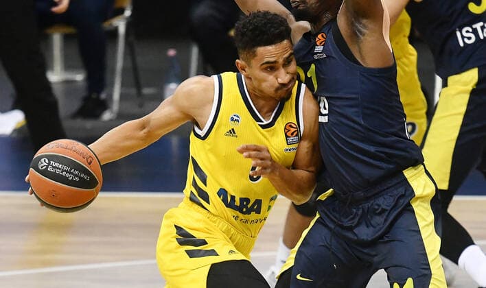 Maodo Lo (ALBA), beim Zweikampf mit Jarell Eddie (Istanbul), ALBA Berlin - Fenerbahce Istanbul Basketball, Turkish Airlines Euroleague, Gruppenphase, Vorrunde, Herren, Männer, Maenner, men, Saison 2020 2021 Berlin, 10.12..2020 Mercedes-Benz Arena