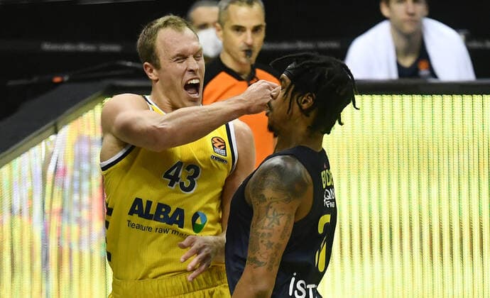 Ein Beispiel eines falschen Eindrucks durch Perspektivverzerrung, Man glaubt Luke Sikma (ALBA), gibt Johnny Hamilton (Istanbul), einen Kinnhaken, natürlich nicht ALBA Berlin - Fenerbahce Istanbul Basketball, Turkish Airlines Euroleague, Gruppenphase, Vorrunde, Herren, Männer, Maenner, men, Saison 2020 2021 Berlin, 10.12..2020 Mercedes-Benz Arena