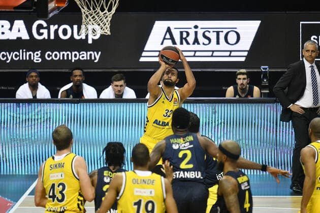 Johannes Thiemann (ALBA), beim Wurf ALBA Berlin - Fenerbahce Istanbul Basketball, Turkish Airlines Euroleague, Gruppenphase, Vorrunde, Herren, Männer, Maenner, men, Saison 2020 2021 Berlin, 10.12..2020 Mercedes-Benz Arena