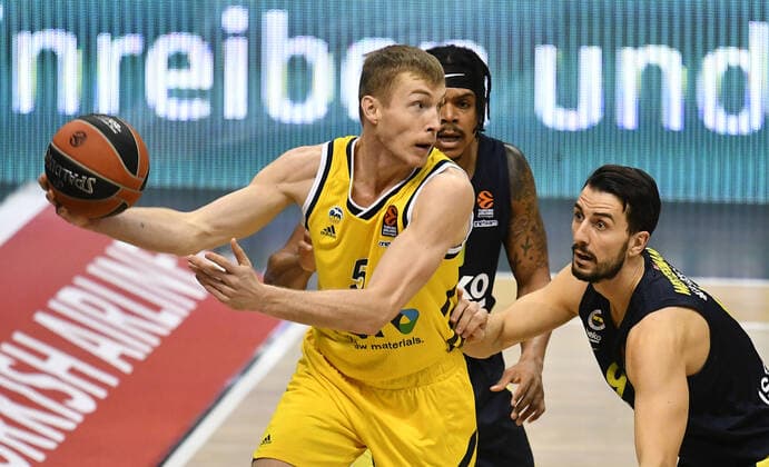 Niels Giffey (ALBA), mit Ball, rechts Leo Westermann (Istanbul), hinten Johnny Hamilton (Istanbul), ALBA Berlin - Fenerbahce Istanbul Basketball, Turkish Airlines Euroleague, Gruppenphase, Vorrunde, Herren, Männer, Maenner, men, Saison 2020 2021 Berlin, 10.12..2020 Mercedes-Benz Arena