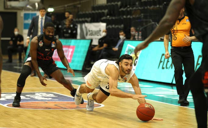 Max DiLeo ( Towers ) gegen Jonathan STARK ( Giessen ) Basketball Herren BBL am Do. 10.12.2020 Hamburg Towers - Giessen 46 ers