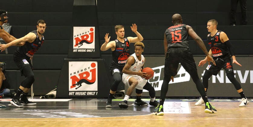 am Ball TJ Shorts ( Towers ) gegen Bjarne Kraushaar ( Giessen ) Basketball Herren BBL am Do. 10.12.2020 Hamburg Towers - Giessen 46 ers