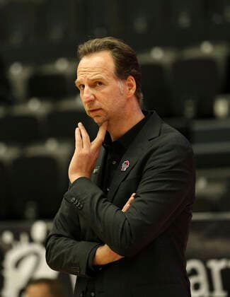 skeptische Miene bei ... Trainer Ingo Freyer ( Giessen ) Basketball Herren BBL am Do. 10.12.2020 Hamburg Towers - Giessen 46 ers