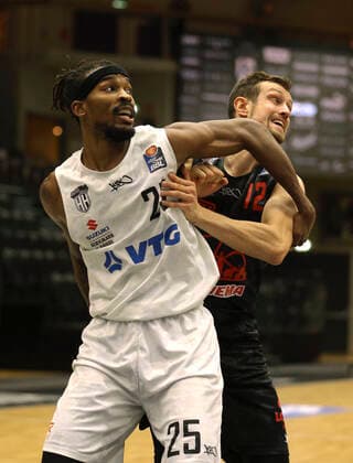 rechts Johannes Richter ( Giessen ) gegen Terry ALLEN ( Towers ) Basketball Herren BBL am Do. 10.12.2020 Hamburg Towers - Giessen 46 ers