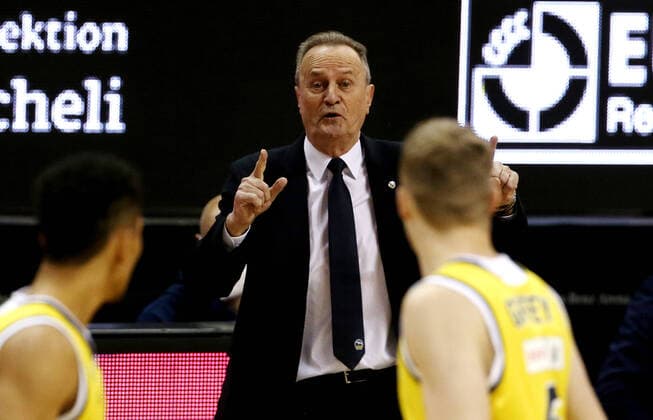 Trainer Aito Garcia Reneses zeigend, gestikulierend, Niels Giffey Aktion Oberkoerper Oberkörper Basketball EuroLeague Herren Saison 2020 2021 10.12.2020 ALBA Berlin vs. Fenerbahce Istanbul