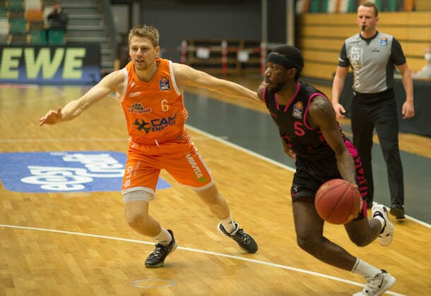 GER, Basketball, RASTA Vechta vs Telekom Baskets Bonn 11.12.2020, RASTA Dome, Vechta, GER, easy Credit-BBL, RASTA Vechta vs Telekom Baskets Bonn, im Bild Josh HAGINS (Telekom Baskets Bonn 5 ) Tim HASBARGEN (Rasta Vechta 6 )