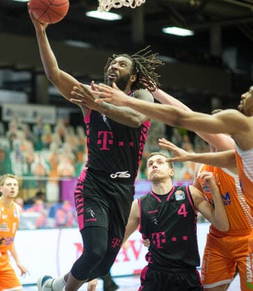 GER, Basketball, RASTA Vechta vs Telekom Baskets Bonn 11.12.2020, RASTA Dome, Vechta, GER, easy Credit-BBL, RASTA Vechta vs Telekom Baskets Bonn, im Bild mit Zug zum Korb Xavier POLLARD (Telekom Baskets Bonn 2 )