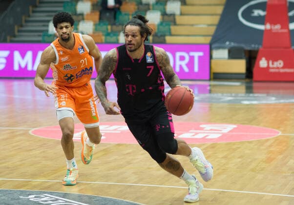 GER, Basketball, RASTA Vechta vs Telekom Baskets Bonn 11.12.2020, RASTA Dome, Vechta, GER, easy Credit-BBL, RASTA Vechta vs Telekom Baskets Bonn, im Bild Chris BABB (Telekom Baskets Bonn 7 ) Jordan BARNETT (Rasta Vechta 21 )
