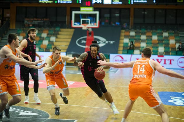 GER, Basketball, RASTA Vechta vs Telekom Baskets Bonn 11.12.2020, RASTA Dome, Vechta, GER, easy Credit-BBL, RASTA Vechta vs Telekom Baskets Bonn, im Bild Chris BABB (Telekom Baskets Bonn 7 ) Tim HASBARGEN (Rasta Vechta 6 ) Philipp HERKENHOFF (Rasta Vechta 14 )