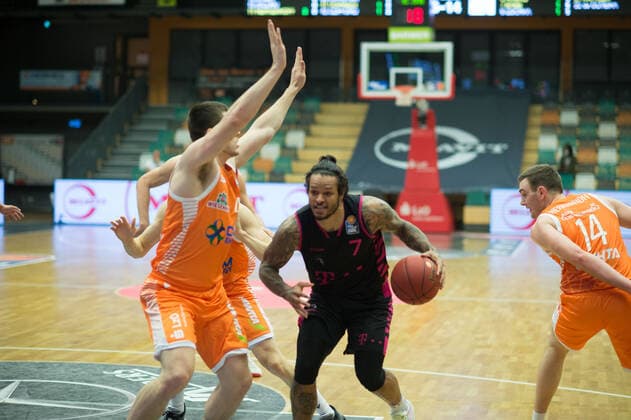 GER, Basketball, RASTA Vechta vs Telekom Baskets Bonn 11.12.2020, RASTA Dome, Vechta, GER, easy Credit-BBL, RASTA Vechta vs Telekom Baskets Bonn, im Bild Chris BABB (Telekom Baskets Bonn 7 ) Tim HASBARGEN (Rasta Vechta 6 ) Philipp HERKENHOFF (Rasta Vechta 14 )