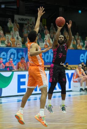 GER, Basketball, RASTA Vechta vs Telekom Baskets Bonn 11.12.2020, RASTA Dome, Vechta, GER, easy Credit-BBL, RASTA Vechta vs Telekom Baskets Bonn, im Bild Xavier POLLARD (Telekom Baskets Bonn 2 ) Jordan BARNETT (Rasta Vechta 21 )