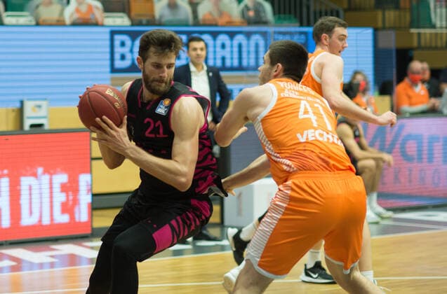 GER, Basketball, RASTA Vechta vs Telekom Baskets Bonn 11.12.2020, RASTA Dome, Vechta, GER, easy Credit-BBL, RASTA Vechta vs Telekom Baskets Bonn, im Bild Leon KRATZER (Telekom Baskets Bonn 21 ) Will VORHEES (Rasta Vechta 41 )