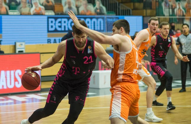 GER, Basketball, RASTA Vechta vs Telekom Baskets Bonn 11.12.2020, RASTA Dome, Vechta, GER, easy Credit-BBL, RASTA Vechta vs Telekom Baskets Bonn, im Bild Leon KRATZER (Telekom Baskets Bonn 21 ) Will VORHEES (Rasta Vechta 41 )