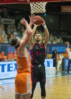 GER, Basketball, RASTA Vechta vs Telekom Baskets Bonn 11.12.2020, RASTA Dome, Vechta, GER, easy Credit-BBL, RASTA Vechta vs Telekom Baskets Bonn, im Bild Deividas GAILIUS (Telekom Baskets Bonn 13 ) Dennis CLIFFORD (Rasta Vechta 42 )