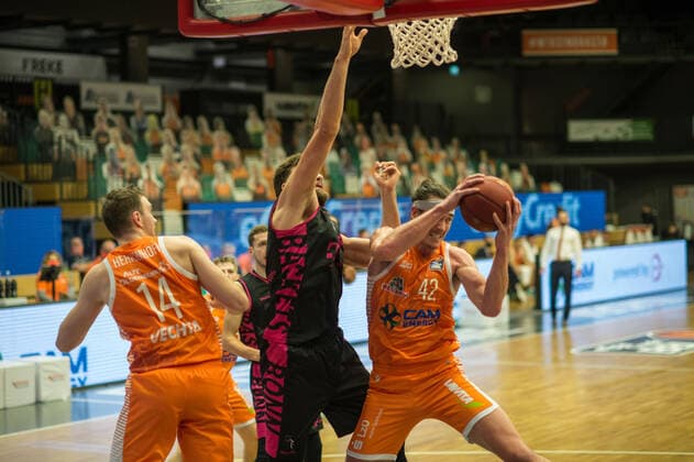 GER, Basketball, RASTA Vechta vs Telekom Baskets Bonn 11.12.2020, RASTA Dome, Vechta, GER, easy Credit-BBL, RASTA Vechta vs Telekom Baskets Bonn, im Bild Leon KRATZER (Telekom Baskets Bonn 21 ) Dennis CLIFFORD (Rasta Vechta 42 ) Philipp HERKENHOFF (Rasta Vechta 14 )
