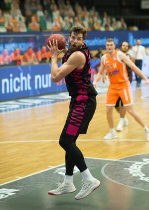 GER, Basketball, RASTA Vechta vs Telekom Baskets Bonn 11.12.2020, RASTA Dome, Vechta, GER, easy Credit-BBL, RASTA Vechta vs Telekom Baskets Bonn, im Bild Leon KRATZER (Telekom Baskets Bonn 21 ) Einzelaktion, Ganzkörper Ganzkoerper