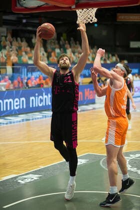 GER, Basketball, RASTA Vechta vs Telekom Baskets Bonn 11.12.2020, RASTA Dome, Vechta, GER, easy Credit-BBL, RASTA Vechta vs Telekom Baskets Bonn, im Bild unter dem Korb Leon KRATZER (Telekom Baskets Bonn 21 ) Dennis CLIFFORD (Rasta Vechta 42 )