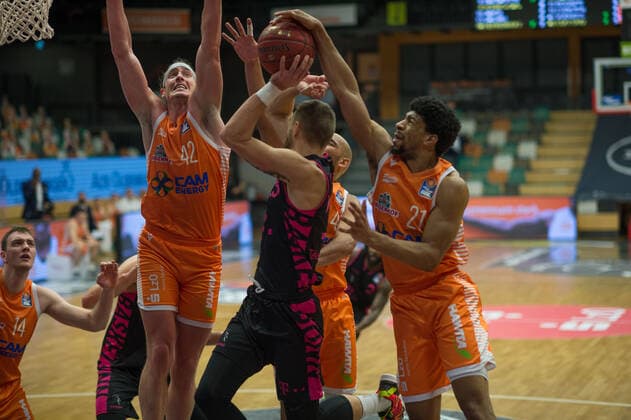 GER, Basketball, RASTA Vechta vs Telekom Baskets Bonn 11.12.2020, RASTA Dome, Vechta, GER, easy Credit-BBL, RASTA Vechta vs Telekom Baskets Bonn, im Bild der Kampf um den Ball Dennis CLIFFORD (Rasta Vechta 42 ) Deividas GAILIUS (Telekom Baskets Bonn 13 ) Stefan PENO (Rasta Vechta 4 ) Jordan BARNETT (Rasta Vechta 21 )