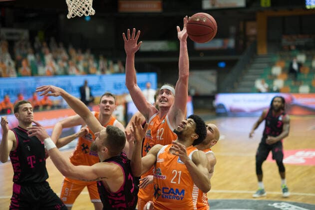 Sport Bilder des Tages GER, Basketball, RASTA Vechta vs Telekom Baskets Bonn 11.12.2020, RASTA Dome, Vechta, GER, easy Credit-BBL, RASTA Vechta vs Telekom Baskets Bonn, im Bild der Kampf um den Ball Dennis CLIFFORD (Rasta Vechta 42 ) Deividas GAILIUS (Telekom Baskets Bonn 13 ) Stefan PENO (Rasta Vechta 4 ) Jordan BARNETT (Rasta Vechta 21 )