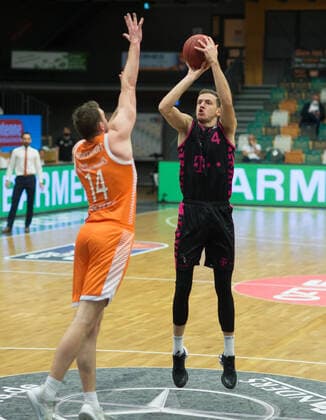 GER, Basketball, RASTA Vechta vs Telekom Baskets Bonn 11.12.2020, RASTA Dome, Vechta, GER, easy Credit-BBL, RASTA Vechta vs Telekom Baskets Bonn, im Bild Strahinja MICOVIC (Telekom Baskets Bonn 4 ) Philipp HERKENHOFF (Rasta Vechta 14 )