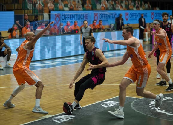 GER, Basketball, RASTA Vechta vs Telekom Baskets Bonn 11.12.2020, RASTA Dome, Vechta, GER, easy Credit-BBL, RASTA Vechta vs Telekom Baskets Bonn, im Bild Strahinja MICOVIC (Telekom Baskets Bonn 4 ) Stefan PENO (Rasta Vechta 4 ) Philipp HERKENHOFF (Rasta Vechta 14 )