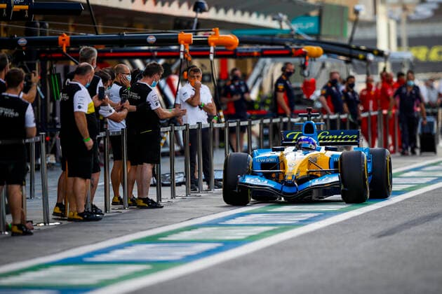 Motorsports: FIA Formula One World Championship, WM, Weltmeisterschaft 2020, Grand Prix of Abu Dhabi, Fernando Alonso (ESP) drives his former Renault R25 of 2005 Abu Dhabi United Arab Emirates