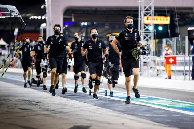 Motorsports: FIA Formula One World Championship, WM, Weltmeisterschaft 2020, Grand Prix of Abu Dhabi, Mechanic of Mercedes-AMG Petronas Formula One Team Abu Dhabi United Arab Emirates