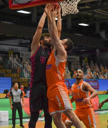 GER, Basketball, RASTA Vechta vs Telekom Baskets Bonn 11.12.2020, RASTA Dome, Vechta, GER, easy Credit-BBL, RASTA Vechta vs Telekom Baskets Bonn, im Bild Leon KRATZER (Telekom Baskets Bonn 21 ) Will VORHEES (Rasta Vechta 41 )