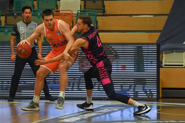 GER, Basketball, RASTA Vechta vs Telekom Baskets Bonn 11.12.2020, RASTA Dome, Vechta, GER, easy Credit-BBL, RASTA Vechta vs Telekom Baskets Bonn, im Bild Will VORHEES (Rasta Vechta 41 ) Strahinja MICOVIC (Telekom Baskets Bonn 4 )