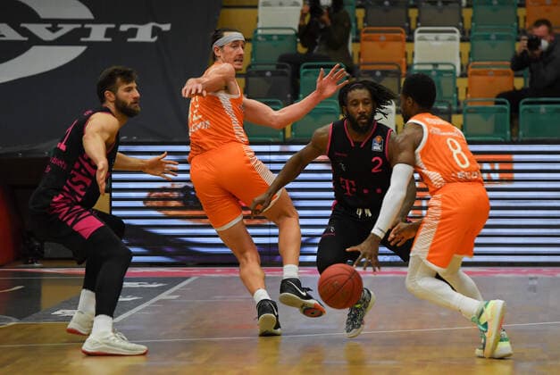GER, Basketball, RASTA Vechta vs Telekom Baskets Bonn 11.12.2020, RASTA Dome, Vechta, GER, easy Credit-BBL, RASTA Vechta vs Telekom Baskets Bonn, im Bild Josh YOUNG (Rasta Vechta 8 ) Xavier POLLARD (Telekom Baskets Bonn 2 ) Dennis CLIFFORD (Rasta Vechta 42 ) Leon KRATZER (Telekom Baskets Bonn 21 )