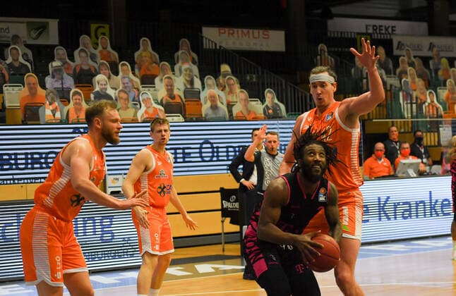 GER, Basketball, RASTA Vechta vs Telekom Baskets Bonn 11.12.2020, RASTA Dome, Vechta, GER, easy Credit-BBL, RASTA Vechta vs Telekom Baskets Bonn, im Bild Xavier POLLARD (Telekom Baskets Bonn 2 ) Dennis CLIFFORD (Rasta Vechta 42 ) Robin CHRISTEN (Rasta Vechta 33 )