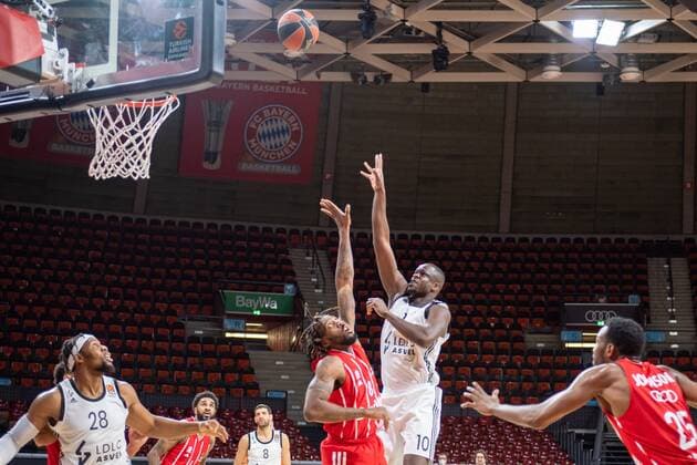 Moustapha Fall 10 (Asvel Lyon Villeurbanne), Jalen Reynolds 8 (FC Bayern), FC Bayern Basketball vs. Asvel Villeurbanne, Basketball, Euroleague, 11.12.2020 Muenchen Bayern Deutschland