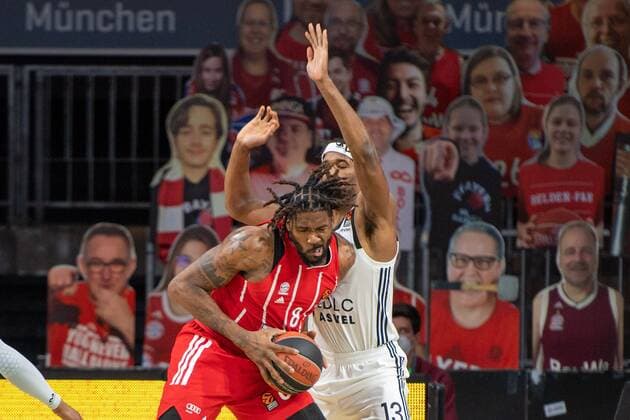 Sport Bilder des Tages Jalen Reynolds 8 (FC Bayern), Kevarrius Hayes 13 (Asvel Lyon Villeurbanne), FC Bayern Basketball vs. Asvel Villeurbanne, Basketball, Euroleague, 11.12.2020 Muenchen Bayern Deutschland
