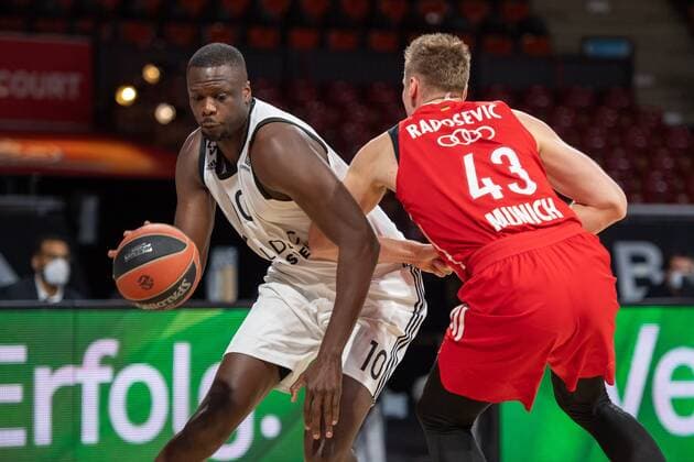 Moustapha Fall 10 (Asvel Lyon Villeurbanne), Leon Radosevic 43 (FC Bayern), FC Bayern Basketball vs. Asvel Villeurbanne, Basketball, Euroleague, 11.12.2020 Muenchen Bayern Deutschland