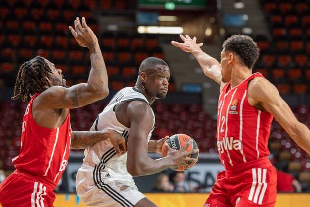 Jalen Reynolds 8 (FC Bayern), Charls Lombahe-Kahudi 5 (Asvel Lyon Villeurbanne), FC Bayern Basketball vs. Asvel Villeurbanne, Basketball, Euroleague, 11.12.2020 Muenchen Bayern Deutschland