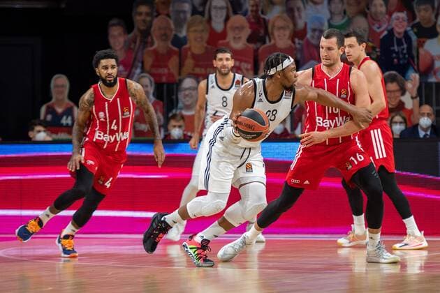 Guerschon Yabusele 28 (Asvel Lyon Villeurbanne), Paul Zipser 16 (FC Bayern), FC Bayern Basketball vs. Asvel Villeurbanne, Basketball, Euroleague, 11.12.2020 Muenchen Bayern Deutschland