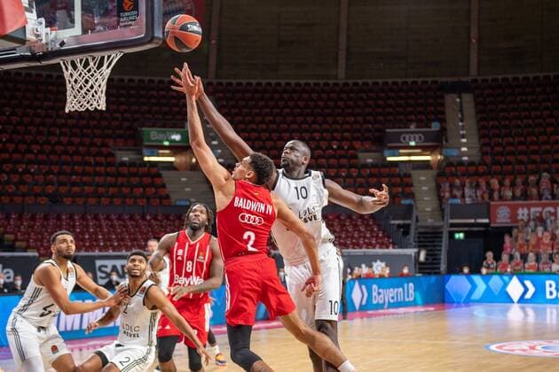 Wade Baldwin 2 (FC Bayern), Moustapha Fall 10 (Asvel Lyon Villeurbanne), FC Bayern Basketball vs. Asvel Villeurbanne, Basketball, Euroleague, 11.12.2020 Muenchen Bayern Deutschland
