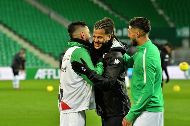 Ryad Boudebouz et Denis Bouanga (saint etienne) et Lois Diony (angers) FOOTBALL : AS Saint Etienne vs Angers SCO - Ligue 1 Uber Eats - 11 12 2020 FredericChambert Panoramic 