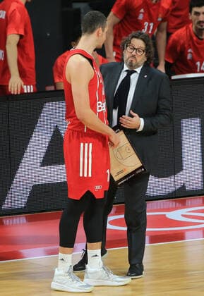 11.12.2020, EuroLeague, FC Bayern Basketball vs Villeurbanne, Audi Dome, im Bild: Paul Zipser (FCB Basketball) mit Trainer Andrea Trinchieri (FCB Basketball)