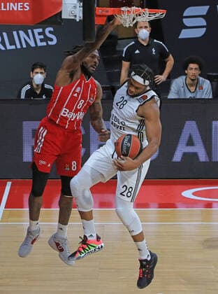 11.12.2020, EuroLeague, FC Bayern Basketball vs Villeurbanne, Audi Dome, im Bild: Jalen Reynolds (FCB Basketball) vs Guerschon Yabusele (Villeurbanne)
