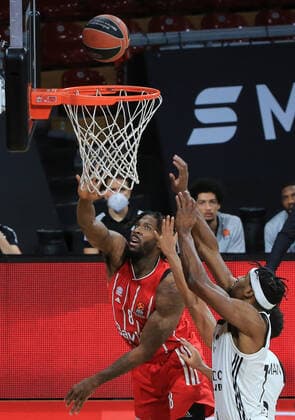 11.12.2020, EuroLeague, FC Bayern Basketball vs Villeurbanne, Audi Dome, im Bild: Jalen Reynolds (FCB Basketball) vs Guerschon Yabusele (Villeurbanne)